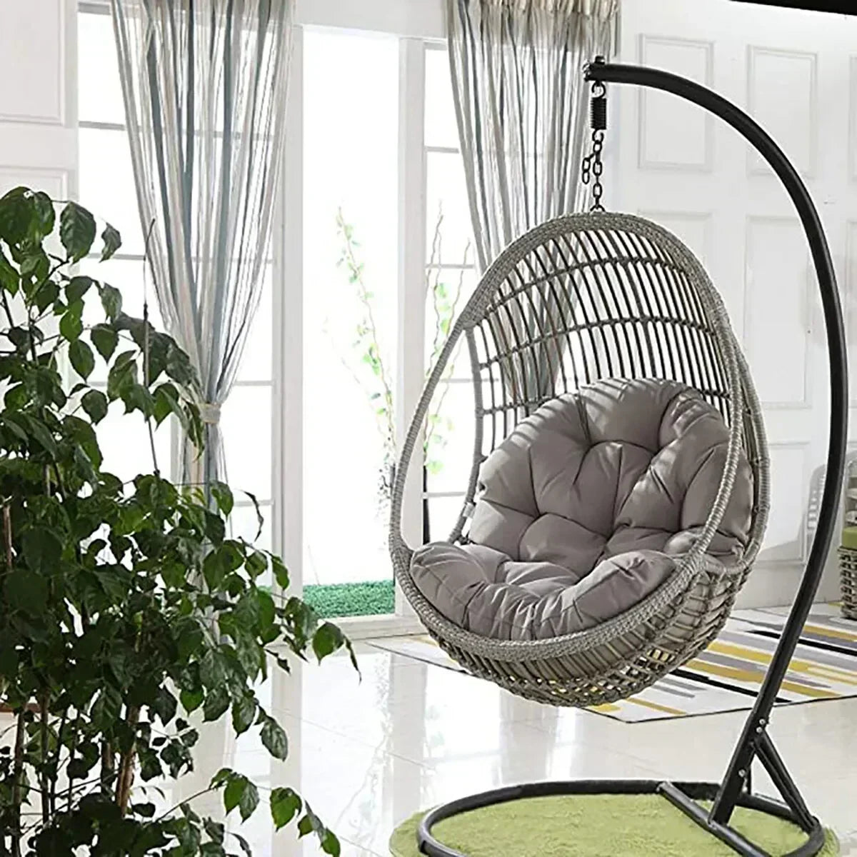 Fauteuil suspendu en forme d'œuf