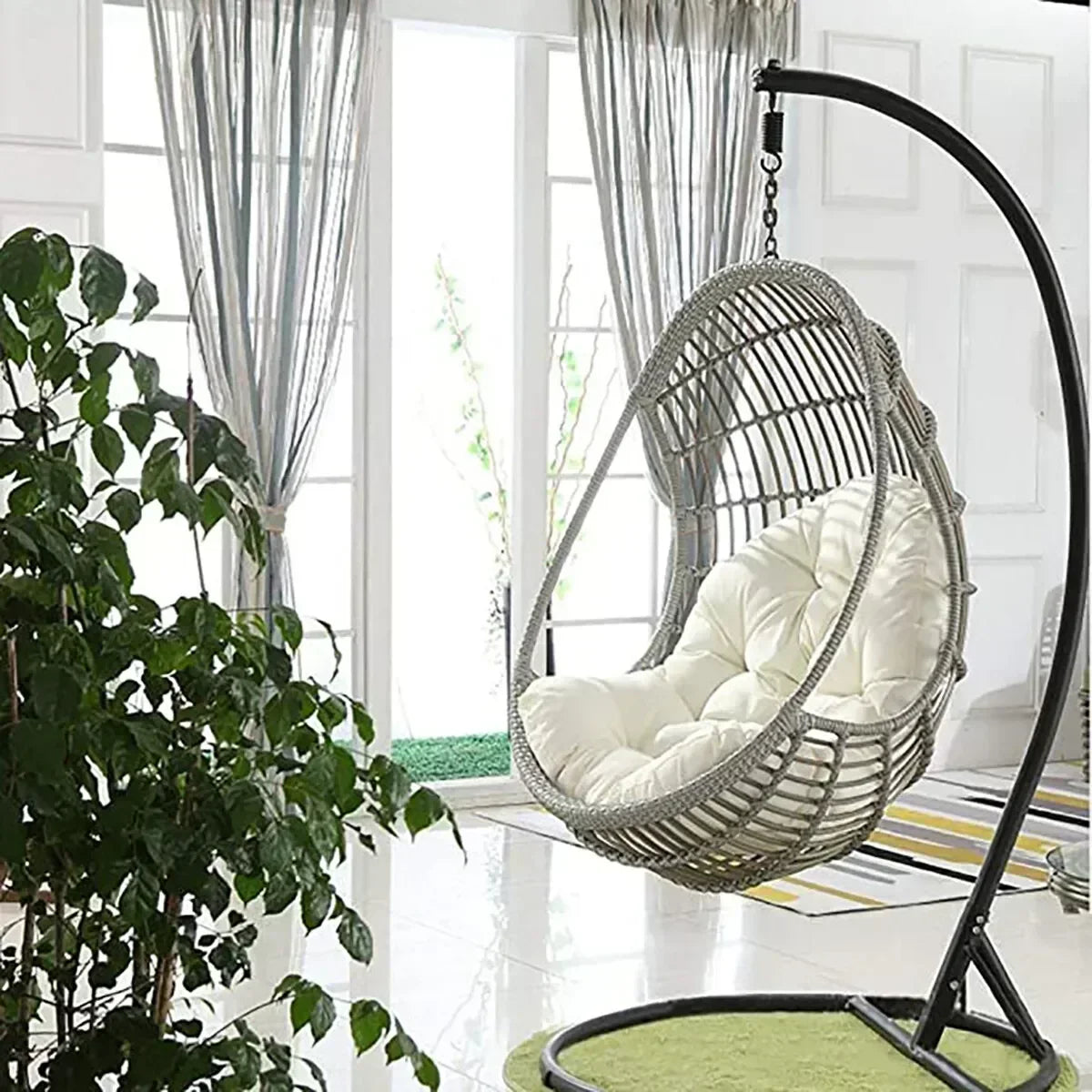 Fauteuil suspendu en forme d'œuf
